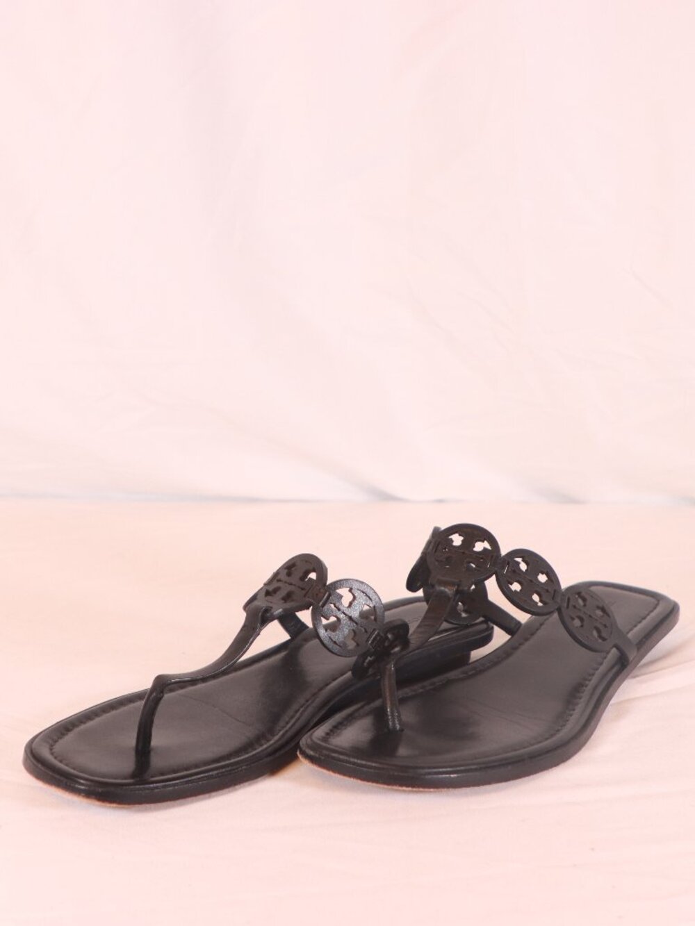Stylish Black Tory Burch Tiny Miller Leather Thong Size 9 Sandals - Picture 2 of 5